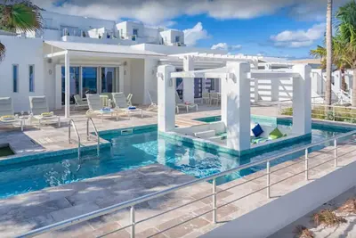 Image de Luxury Luxury Luxury Villa living right on the beach. . .