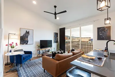 Image de Modern upper level  2 Story Loft - Walk to Downtown Missoula
