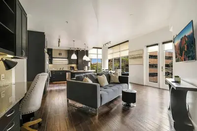 Image de Walkable Uptown 3br with Pool, Pets and Fast Wi-Fi