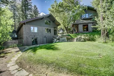 Image de Mackinaw Manor - Lake views - Downtown - Hot tub - Game Room - Theatre