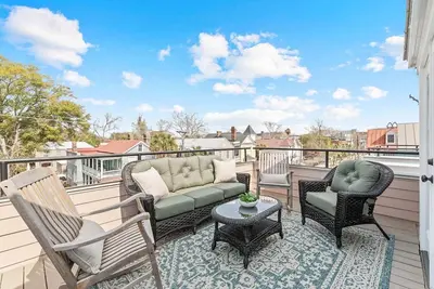 Image de Private Rooftop + Parking - 3 Blocks to King St!