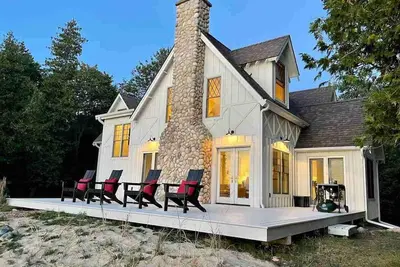 Image de Sunsets, Sandy Beach and Seclusion; enjoy them all at this stunning lake house