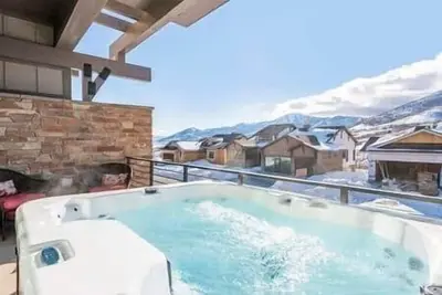Image de Private Hot Tub, Views of the Lake, just min to Main St! , Private Hot Tub, Views of the Lake, just m