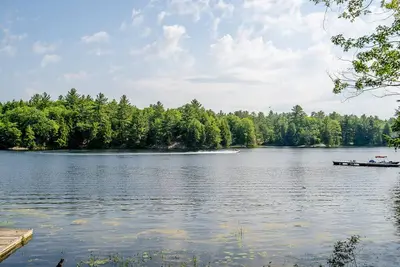 Image de Modern Waterfront road access cottage awaits!