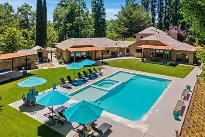 Image de Stone River Retreat, Spa, Pool, Private, 6 Rms
