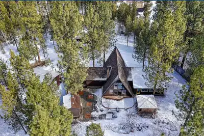 Image de Cozy cabin style house/Hot Tub/Free Wi-Fi/Pets are welcome/Rv Hookup