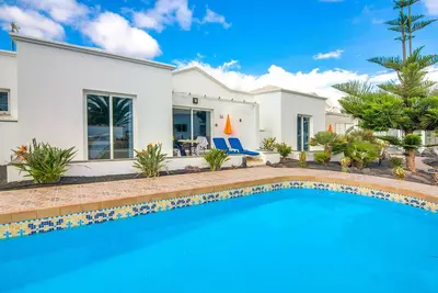 Image de C2, en pequeño complejo con piscina climatizada comunitaria a 100m del mar