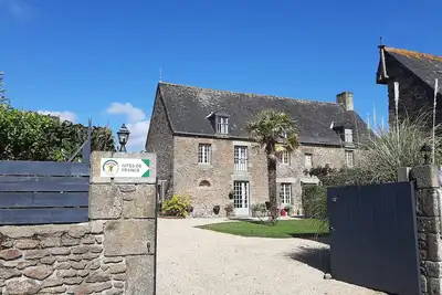 Image de This house is a 5 bedroom(s), 4 bathrooms, located in Saint-Hélen, Bretagne.