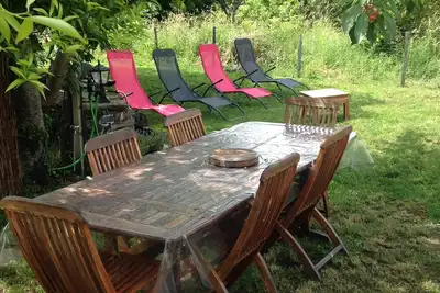 Image de Maison avec terrasse et jardin.