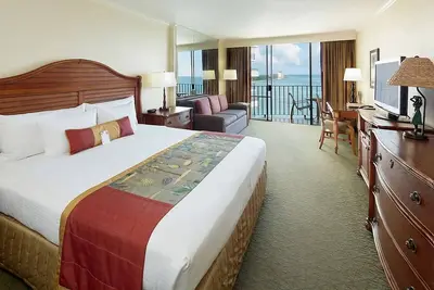 Image de Enviable Honolulu Address! Beachfront, Spa, Pool, 3 Restaurants, Steps to Sand!