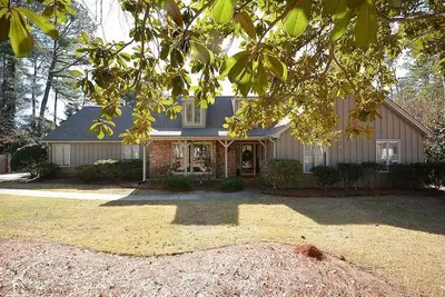 Image de A cozy getaway in the desirable, gated community of West Lake.