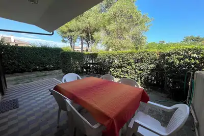 Image de Maison mitoyenne avec piscine et jardin