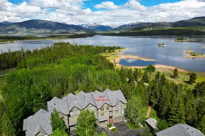 Image de Secluded and peaceful townhome w/ hot tub and amazing views of Lake Dillon