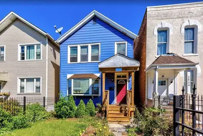 Image de Adorable 2-bed with air hockey table