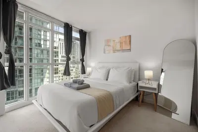 Image de 2bd • 1 Bath • 4 Guests • Parking • Balcony • Near Cn Tower • Downtown—By Hostia
