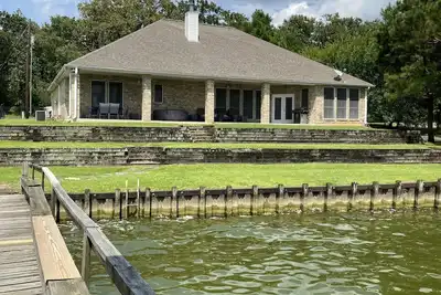 Image de Lake front property on 3 acres offering privacy and never ending views.