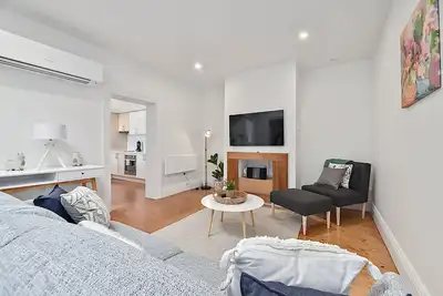 Image de Character cottage on Cbd fringe