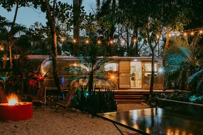 Image de Entire Property 2 vintage Airstreams and private garden