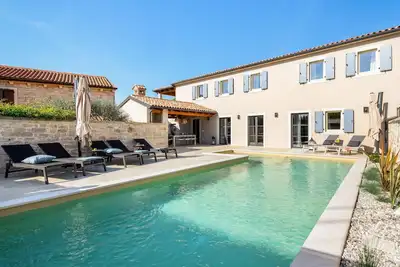 Belle maison à Tinjan avec jacuzzi