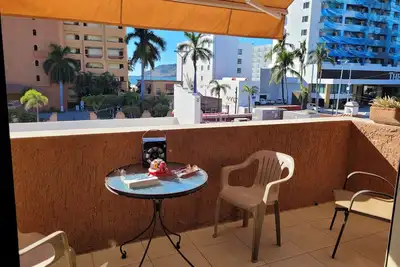 Golden Zone! Gorgeous 2 Bedrm Across From Beach. . . . . \nTAMBIEN Hablo Espanol! !