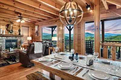 Image de ❤ Amazing Views⛰ Hot Tub✦ Game Rm♜ Theater📽 3 King Beds