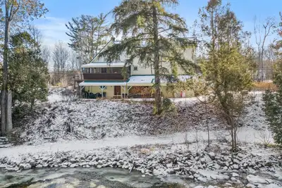 Image de Spacious Farmhouse Estate Overlooking a Babbling Brook with hot tub