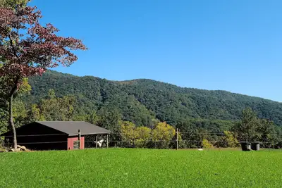 Image de Scenic mountain getaway with a firepit and amazing views of mountains and horses