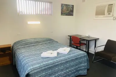 Image de Barossa Valley It is notable as a major wine-producing region and tourist destination. The Barossa Valley Way is the main road through the valley, connecting the main towns on the valley floor of Nuriootpa, Tanunda, Rowland Flat and Lyndoch.