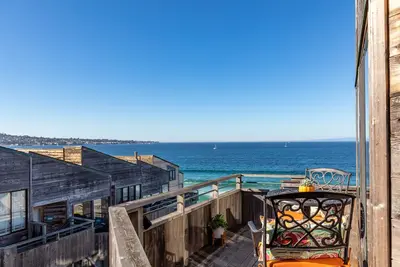Image de Coastal Luxury: Oceanfront Views, Decks + Walkable to Downtown