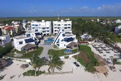 Image de Airy and spacious condo on the beach with pool