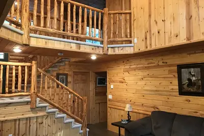 Image de Log home nestled in tall pines near Norway Lake