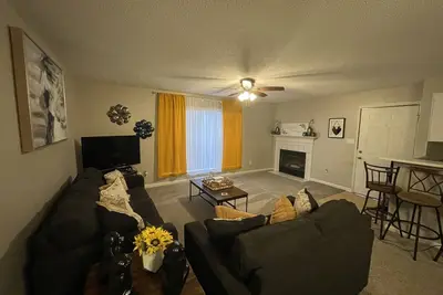 Image de Lovely 2-bedroom Madison Condo