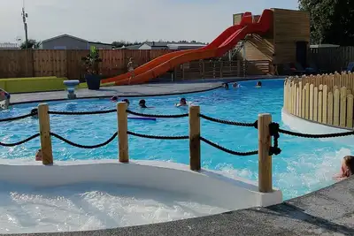 Image de La Villa de Moncourt avec piscine en saison