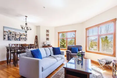 Image de McAuley Manor - Mountain Views, Downtown Location