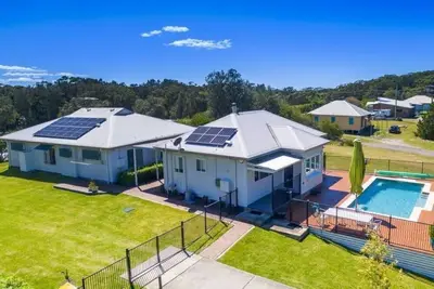 Image de Light & Spacious Beach House with Pool at One Mile