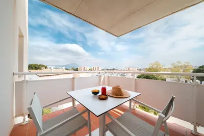 Image de Appartement rénové avec orientation sud et piscine communautaire saisonnière à Santa Margarita (Roses)