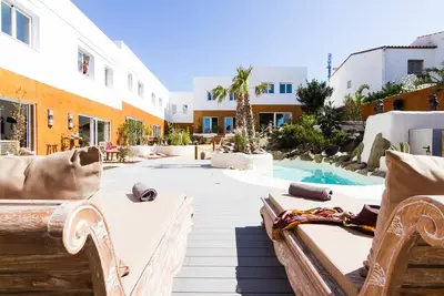 Image de 9 Maisons de style balinais avec 3 chambres, piscine commune et jacuzzi