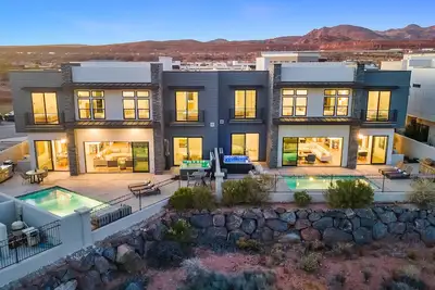 Image de Ace on the 8th: 2 Private Pools, Sleeps 58!