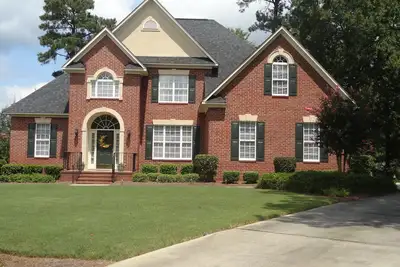 Image de Immaculate 5 bedroom home 6 miles from Masters - 2 1st floor bedrooms & 3 on 2nd