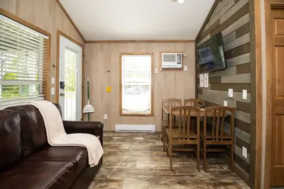 Image de 104) Falcon Farmhouse Style Cabin. Close to Hocking Hills State Park and more!