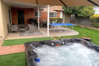 Stylish 3br/3ba Retreat w/ Private Spa, 2miles to Old Town
