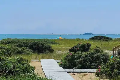 Image de Stylish & Modern 2bd Bayfront Cottage--Water Views, Direct Beach Access, A/C, Shorter Stays Available!