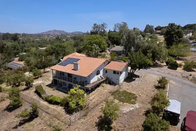 Image de 20 people can stay. Peaceful 1 acre of Avocado ranch. 2 stories. 16 beds.
