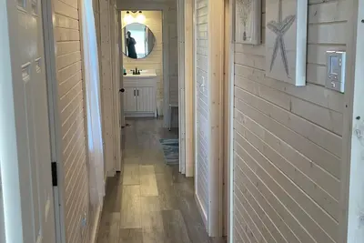 Image de Cute n Cozy Cottage near Downtown Shopping, Easy Beach Access!