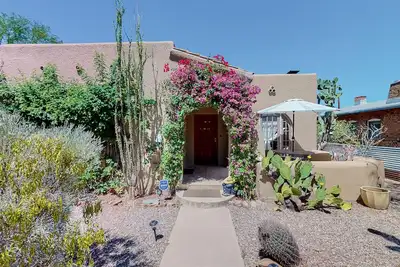 Image de Charming dog-friendly home with enclosed yard, full kitchen, central Ac, & W/D