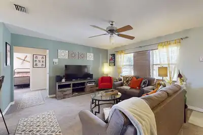 Image de Snowbird-friendly home with enclosed yard, deck, grill, central Ac