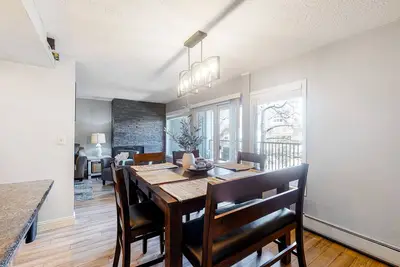 Image de Modern Waterfront Condo w/ Mountain View, W/D, & High Speed WiFi - Near Skiing