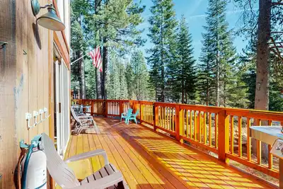 Charming cabin near downtown Truckee & skiing with large deck