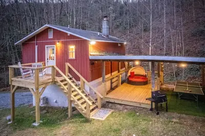 Image de The Woodlen: Mountain Studio with Hot Tub, Views, Fire Pit, & Ping Pong Table