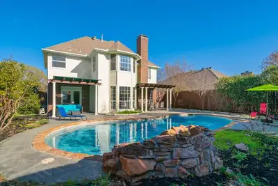 Image de Modern Home w Heated Pool Game Rm sleeps12-16 near Dfw & Gaylord hotel